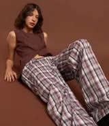 Pantalón recto con cintura elástica y lazo, confeccionada en tricolina y estampa de cuadros.