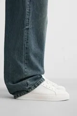 Zapatillas urbanas bajas color blanco, con cordones y suela plana.