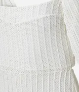 Vestido largo blanco de tejido laise con textura plisada vertical, escote cuadrado y mangas cortas con volado.