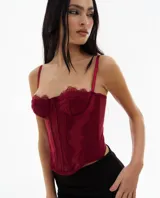 Corset color bordó con encaje, breteles finos y copas preformadas.