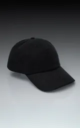 Gorra de béisbol negra lisa con visera curva y botón superior.