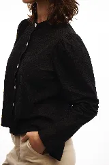 Camisa de algodón con tela bordada, cuello mao, volados en las mangas y botones de nácar blancos.