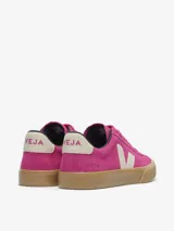 Championes Veja modelo Campo Bold, color fucsia, confeccionados en ante, con logo lateral en color crema, suela de goma color caramelo y detalles en azul marino.