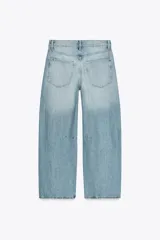 Pantalón de jean celeste de corte amplio, tiro medio, con cinco bolsillos y detalle de costuras torcidas.