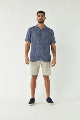 Camisa estampada de hombre, corte slim, manga corta, cartera abotonada y logo bordado.