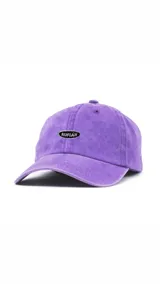 Gorro de béisbol violeta de gabardina con visera curva y hebilla reguladora.