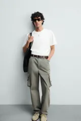 Pantalón cargo de algodón color verde oliva, corte regular fit, con bolsillos laterales con fuelle y solapa, y efecto lavado.