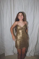 Vestido corto rojo brillante con escote halter y espalda descubierta.