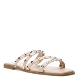 Sandalias bajas color beige con tres tiras horizontales con tachas plateadas.