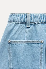 Pantalón de jean azul oscuro, corte carrot, tiro medio, largo cropped, con cintura elástica en la parte trasera, bolsillos delanteros y traseros, cierre con cremallera y botón.