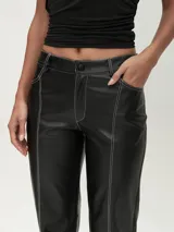 Pantalón de cuero sintético azul metalizado, de corte recto y tiro medio.