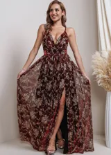 Vestido largo de fiesta color borgoña con estampado floral dorado, escote en V profundo, breteles finos y tajo lateral alto.