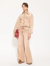 Pantalón de mezclilla color marrón, de corte wide leg y fit amplio, con lavado que proporciona un aspecto desgastado.