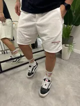 Bermuda deportiva blanca de algodón con logo bordado en marrón.