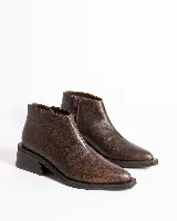 Botas cortas de cuero color marrón con cierre lateral, taco de madera de 5cm y suela de caucho.