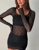Minivestido negro de encaje con mangas largas y escote cuadrado.