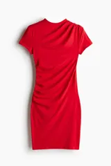 Vestido corto rojo de punto elástico, con cuello elevado corto, mangas cortas, corte ajustado y detalle drapeado en un hombro y un lateral.