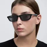 Lentes de sol rectangulares negros con lentes polarizadas negras.