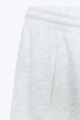 Pantalón jogger azul marino de tiro alto con cintura elástica ajustable, bolsillos delanteros, texto blanco estampado en la pierna izquierda y puños elásticos en los tobillos.