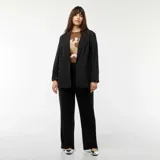 Pantalón negro de corte recto con cintura elástica y cordón ajustable.