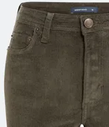 Pantalón skinny de terciopelo cotelê color marrón, con cintura mediana, bolsillos delanteros y traseros, cierre por botón y cremallera.