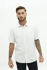 Camisa de manga corta color beige, con textura tipo crepé y cuello camisero.