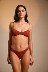 Top de bikini acanalado color ladrillo, con breteles finos.