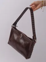 Bandolera de cuero marrón oscuro con correa corta y correa larga intercambiables, forro interior y bolsillo con cierre.