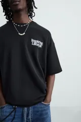 Sudadera negra de algodón con cuello redondo y manga corta. Estampa frontal con la frase "Inspiring Lifestyle" en letras blancas.