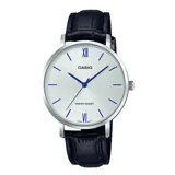 Reloj analógico Casio con caja plateada de 35mm, esfera blanca con indicadores azules, correa de cuero negro y resistencia al agua.