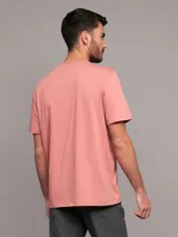 Remera de manga corta color salmón, con cuello redondo y logotipo de Calvin Klein bordado en el pecho. Confeccionada en algodón.