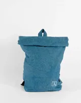 Mochila de denim azul con diseño simple y cierre enrollable.