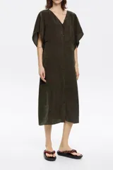 Vestido midi color verde oscuro con botones frontales, mangas cortas tipo kimono y cuello en V.