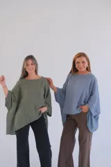 Blusa verde militar de lino, de corte amplio y mangas 3/4.