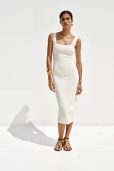 Vestido midi de punto a rayas horizontales blancas y negras, con escote cuadrado y tirantes anchos.