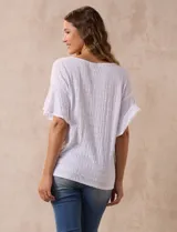 Blusa azul de algodón texturado, marca Ruby Rd. Manga corta amplia y cuello redondo.