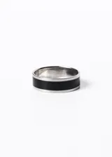 Anillo plateado de acero quirúrgico con franja central negra. Diseño unisex, moderno y minimalista.