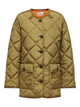Chaqueta acolchada color dorado con diseño capitoné, cuello a la base, bolsillos aplicados al frente y cierre con botones.