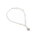 Collar con cadena plateada y pendant con detalle brillante.