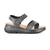Sandalias bajas color gris con plataforma texturizada, doble tira en el empeine y tira trasera con ajuste de velcro.