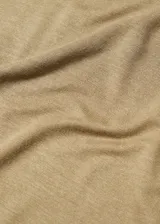 Camiseta color ocre de manga corta con cuello redondo y corte recto.