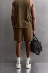 Bermudas jogger negras confeccionadas en tejido de algodón con interior de rizo. Cintura elástica ajustable con cordón y bolsillos laterales en la cadera.