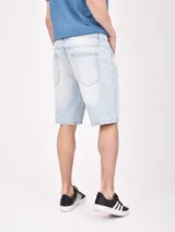 Bermuda blanca de jean de corte recto.