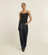 Musculosa básica blanca de poliamida, con breteles finos y escote redondo.