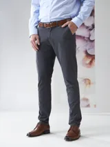 Pantalón de vestir azul marino, de corte slim fit.