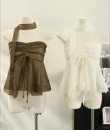 Top sin mangas con escote recto y lazo ajustable en el centro del busto.