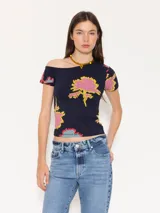 Top de jersey estampado con escote irregular que deja un hombro al descubierto y bordado JCH en el lateral inferior.
