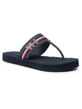 Sandalias de playa Tommy Hilfiger en color azul marino, con diseño de dedo y una banda superior decorada con las rayas distintivas de la marca en azul, blanco y rojo. Cuenta con un monograma metálico 'TH' y suela de goma plana con textura.