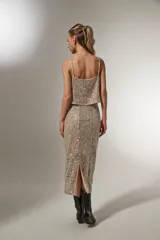 Blusa gris con lentejuelas, de poliéster, corte holgado y escote en V.