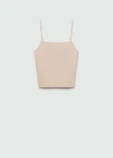 Top de punto fino color beige, con tirantes finos, escote cuadrado y diseño entallado.
